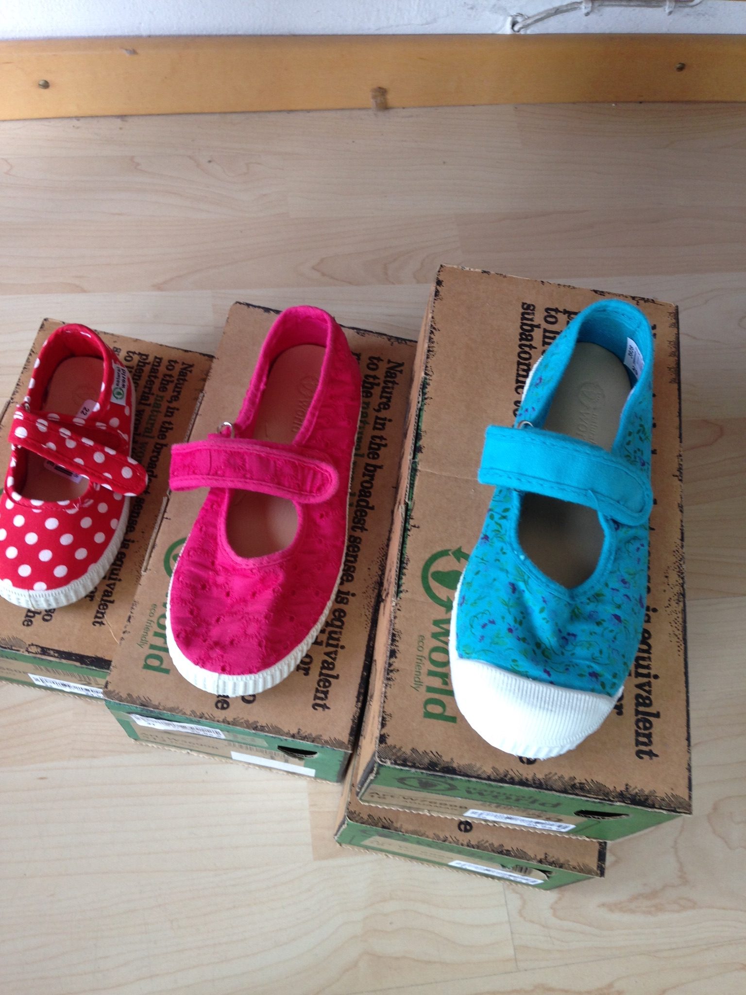 Schuh-Kollektion von NATURAL WORLD